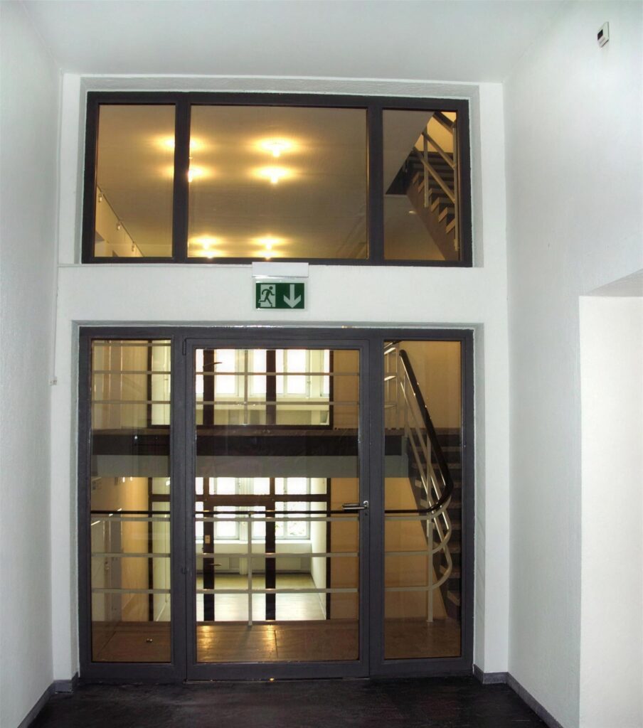 Brandschutz-Türe und -Verglasung in einem Treppenhaus