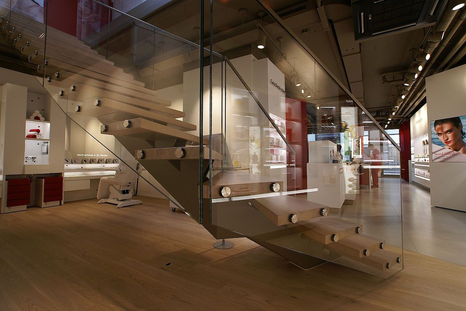 Clarins Zürich, Ganzglasgeländer
