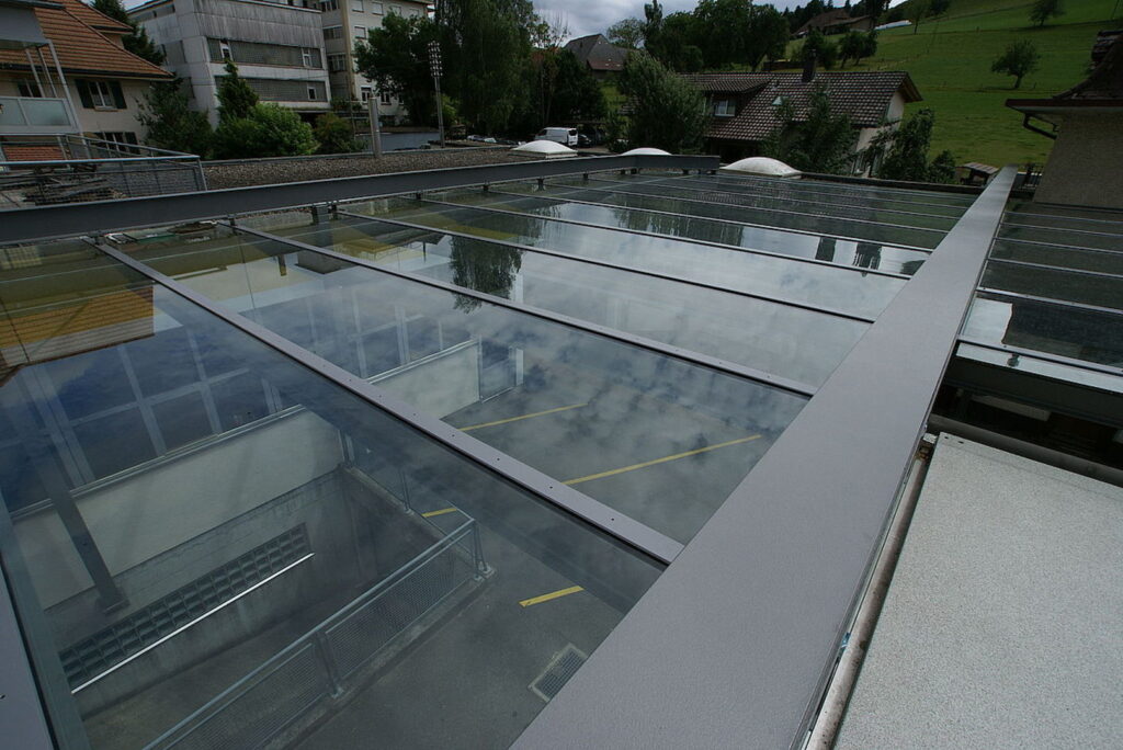 Autohaus Grädel Huttwil, Metall-Glas-Dach von Proverit