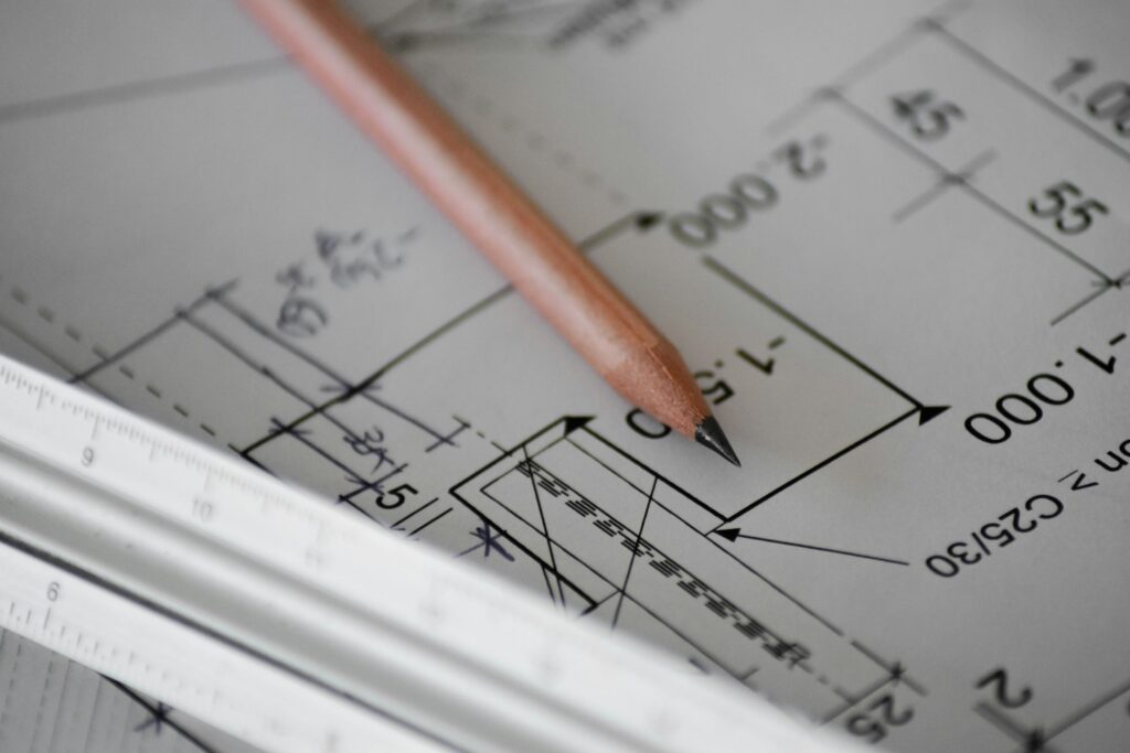 Technischer Bauplan mit Massketten, Bleistift und Massstab