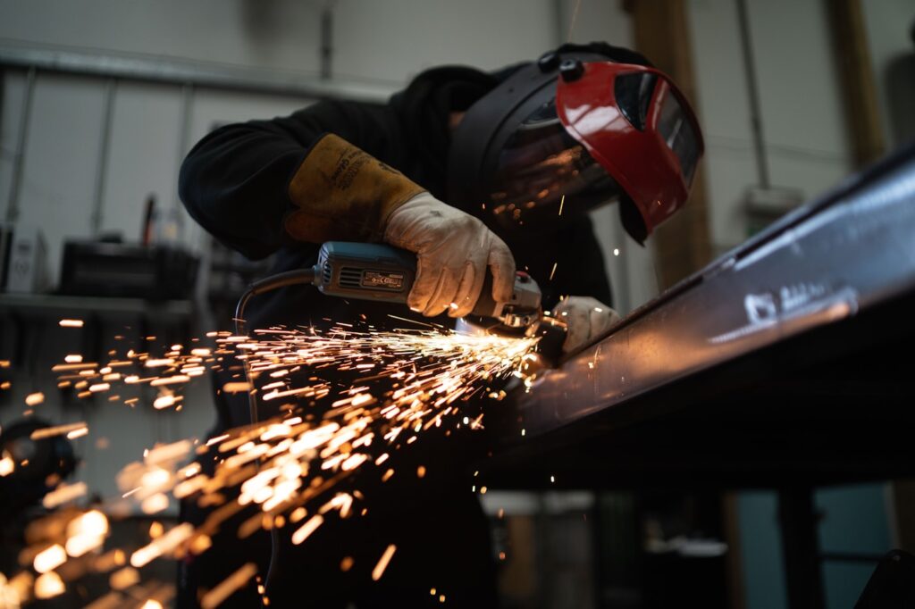 Metallbearbeitung mit Funkenflug in der Werkstatt