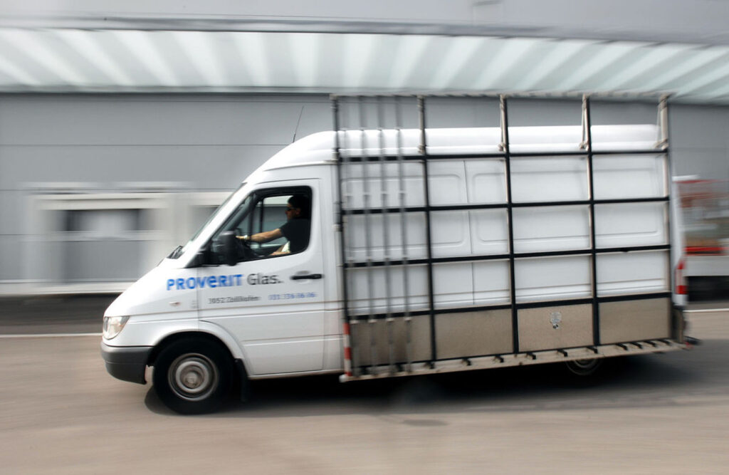 Proverit Servicewagen mit Glasreff unterwegs zum Einsatz