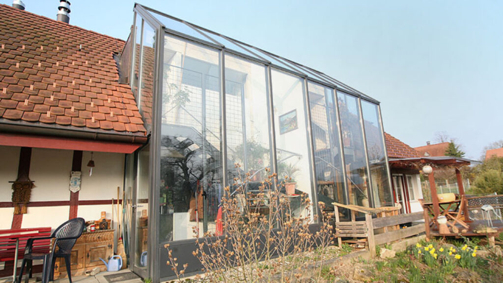 Isolierter Wohnwintergarten aus Glas und Metall
