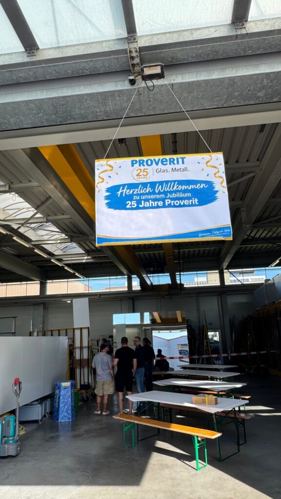 Willkommens-Banner zum 25-Jahre-Jubiläum in der Werkhalle