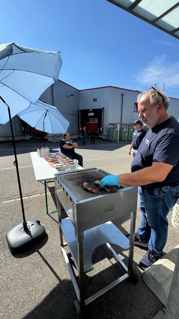 Grill und Festwirtschaft vor der Halle