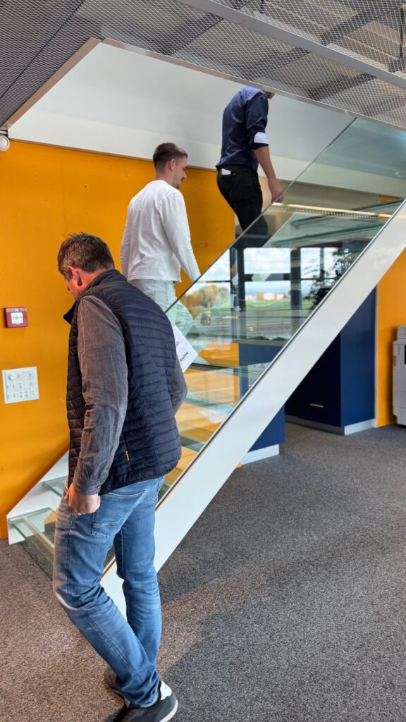 Gäste auf der Glastreppe im Bürogebäude