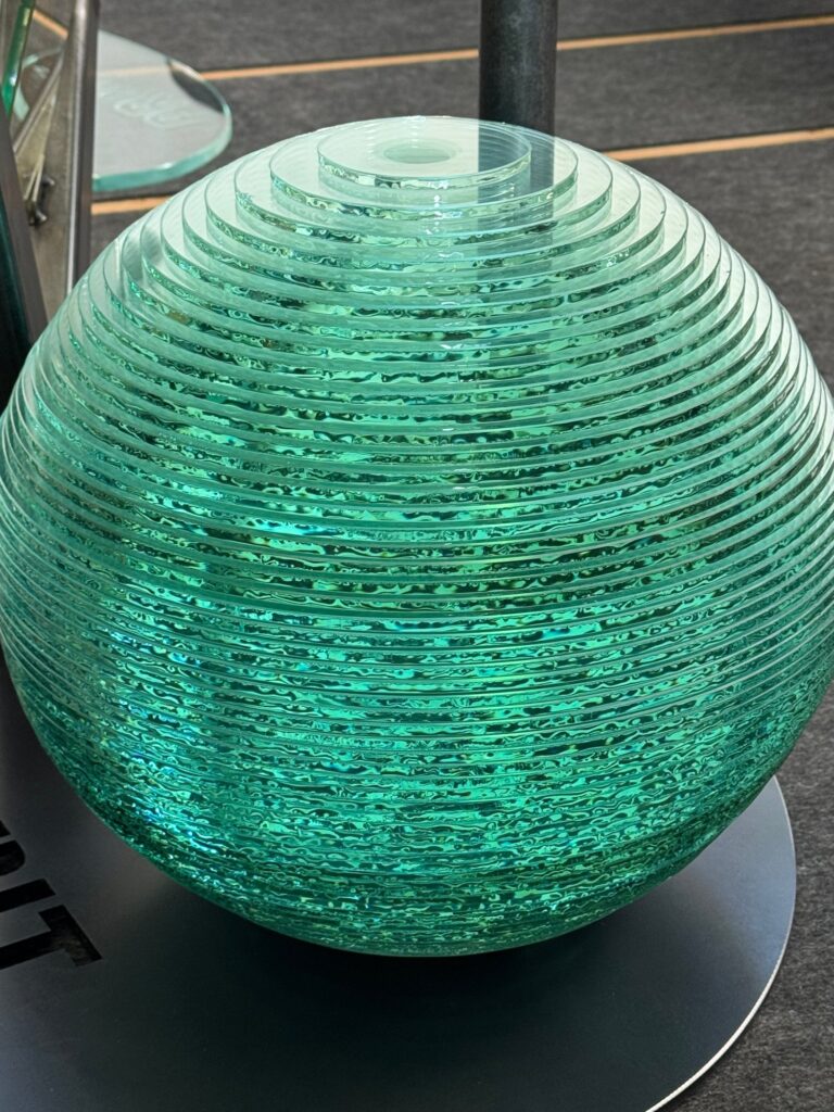 Glaskugel der Jubiläumsskulptur in der Nahaufnahme