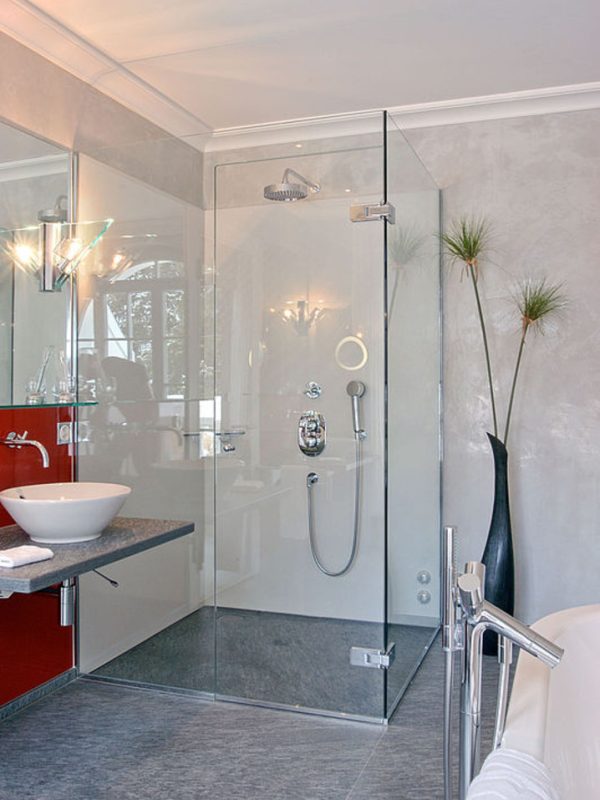 Grand Hotel Bellevue Gstaad, Glasdusche von Proverit