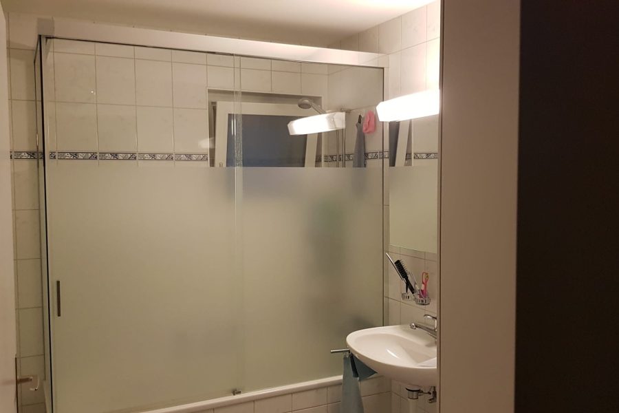 Schiebeflügel auf Badewanne, teilfoliert