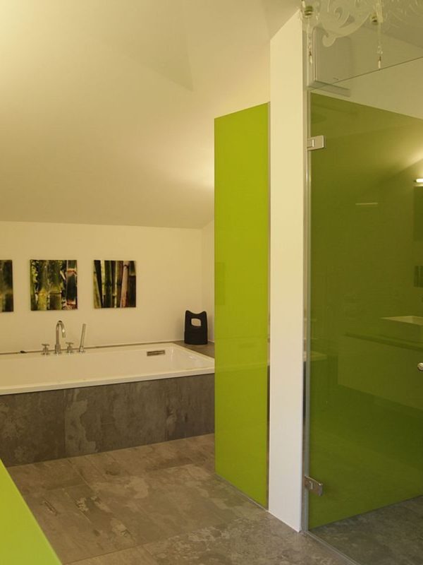 Dusche mit Wandverkleidung passend zur Lavaboabdeckung