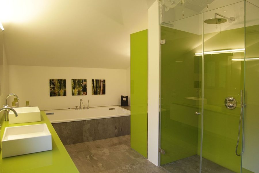 Dusche mit Wandverkleidung passend zur Lavaboabdeckung